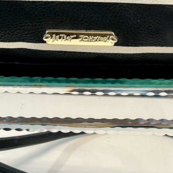 👜 Betsey Johnson Mini Barrel Purse w/ Surprise - Picture 6 of 10